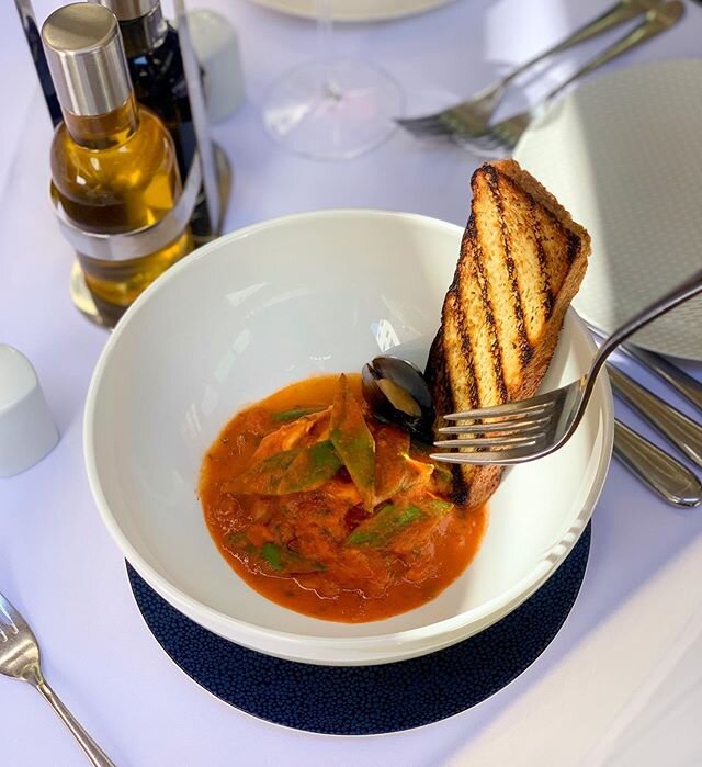 En nuestra nueva carta de entradas calientes aparece este wok de mariscos con camar&oacute;n y calamar salteados en pomodoro, mejill&oacute;n negro, cilantro, peperonccino, jengibre, ajo, cebolla, vermicelli y tost&oacute;n de pan.
Reserve su mesa en