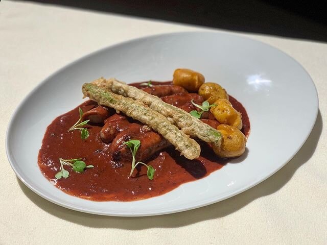 Lo invitamos a probar nuestra nueva carta, con platos como la Longaniza glase; cocida en cerveza, vino tinto, pelati y romero servida en sus jugos, papas rotas y esp&aacute;rragos fritos.
#PlakaRestaurante.
Carrera 11b # 97 -79.
Reservas: www.restaur